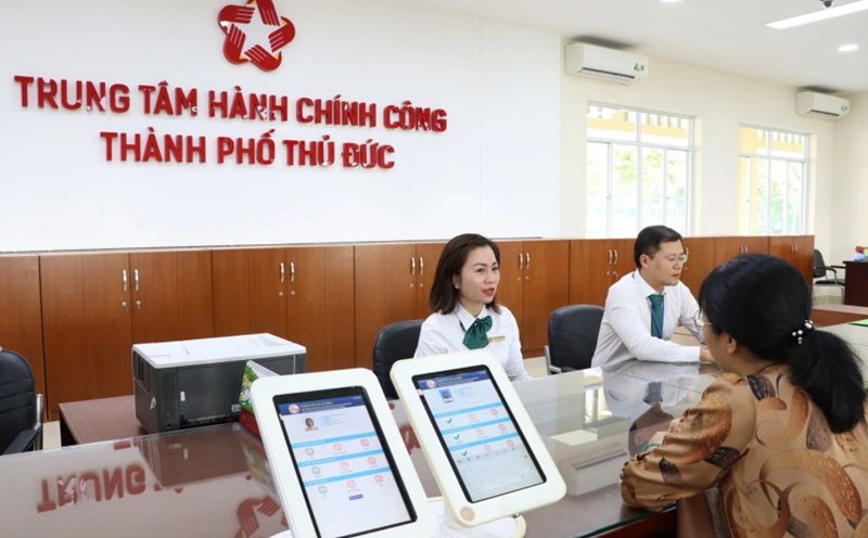 People do administrative procedures at the Thu Duc City Public Administration Center (HCMC). Photo: Minh Quan