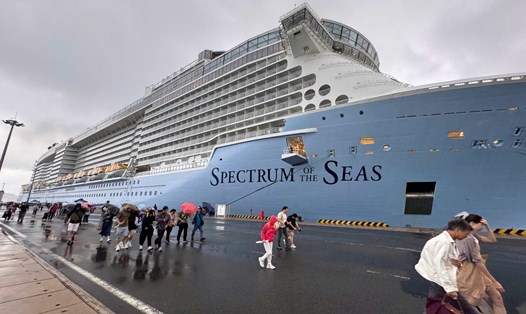 Siêu tàu du lịch lớn nhất Châu Á cập Cảng quốc tế Cam Ranh lần đầu tiên, ghi dấu ấn tích cực du lịch tàu biển phục hồi mạnh năm 2024. Ảnh: Nguyễn Phát