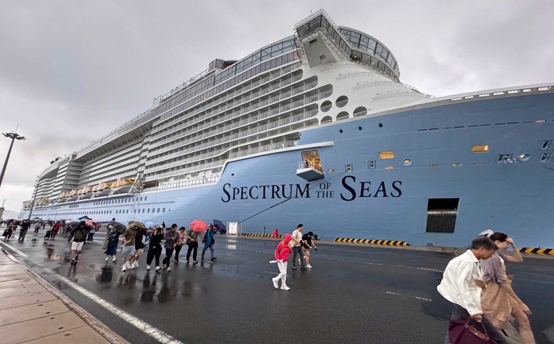 Asia's largest cruise ship docks at Cam Ranh International Port for the first time, marking a positive sign of strong recovery of cruise tourism in 2024. Photo: Nguyen Phat
