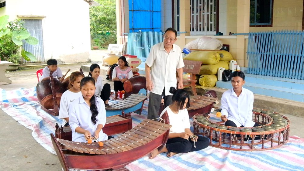 Du da lon tuoi nhung ong Hieu van nhiet huyet truyen day cho the he tre ve nhac ngu am. Anh: Xuan Nhi