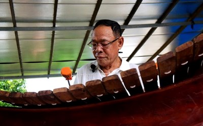 Artist Danh Trung Hieu devoted his entire life to teaching pentatonic music. Photo: Xuan Nhi