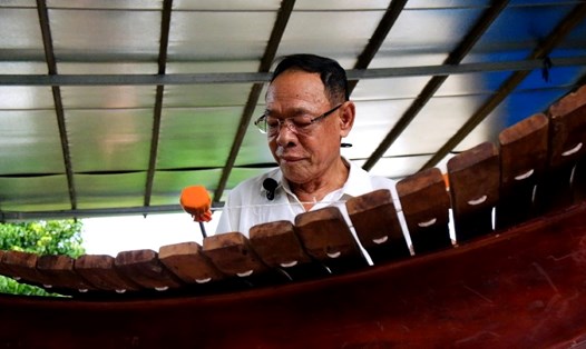 Nghệ nhân Danh Trung Hiếu dành trọn cuộc đời mình để truyền dạy nhạc ngũ âm. Ảnh: Xuân Nhi