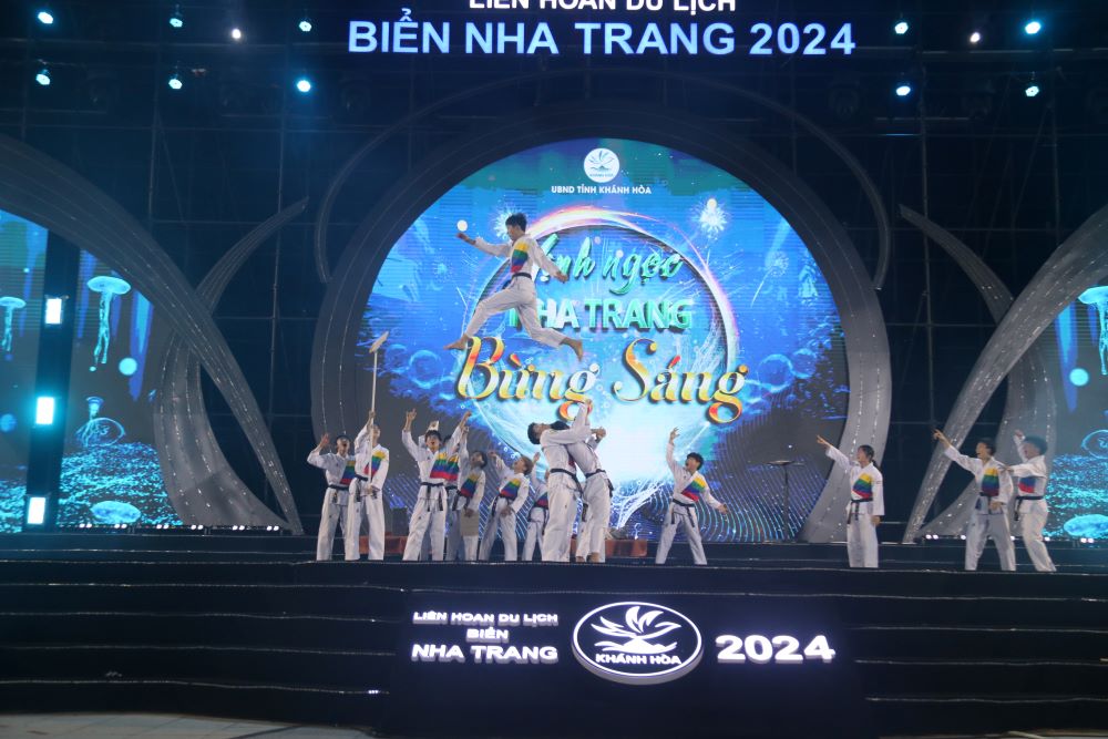 A cultural exchange performance by a Korean martial arts delegation at the Nha Trang - Khanh Hoa Sea Tourism Festival 2024. Photo: Phuong Linh