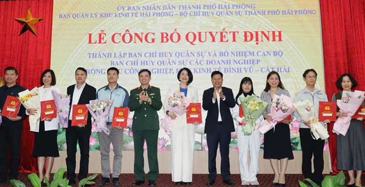 Leaders of the Military Command and the Hai Phong Economic Zone Management Board presented the Decision and flowers to the Military Command of the enterprises. Photo: Hoang Tung