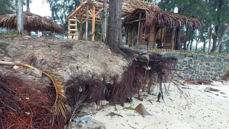 High tides cause serious erosion at My Khe beach, Quang Ngai city. Photo: Vien Nguyen