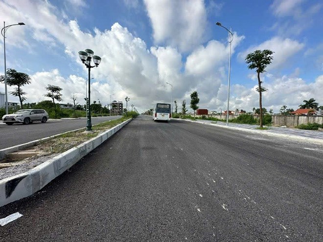 Do Muoi Street in the new urban area of ​​Bac Song Cam, Thuy Nguyen District, Hai Phong City is being completed. Photo: Minh Hung