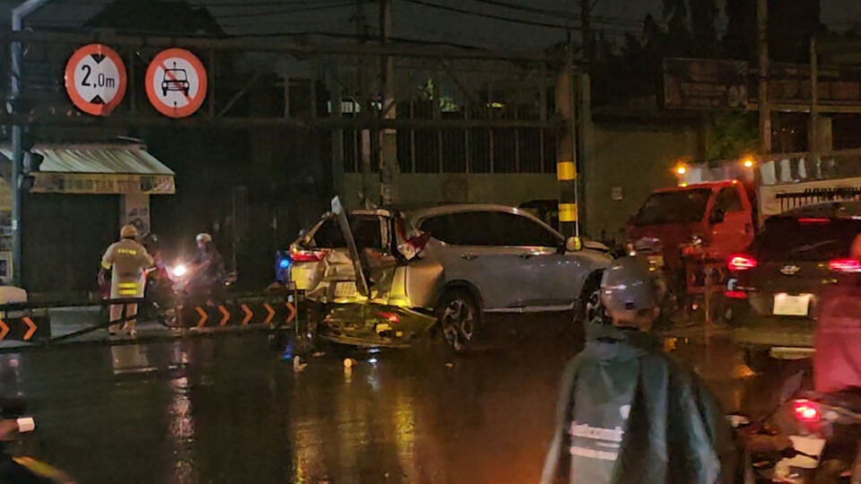 Traffic collision in heavy rain causes traffic jam for kilometers in Ho Chi Minh City