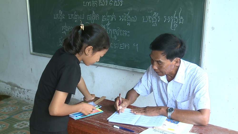 Mr. Danh Nho wholeheartedly teaches Khmer to children. Photo: Xuan Nhi