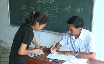 Mr. Danh Nho wholeheartedly teaches Khmer to children. Photo: Xuan Nhi