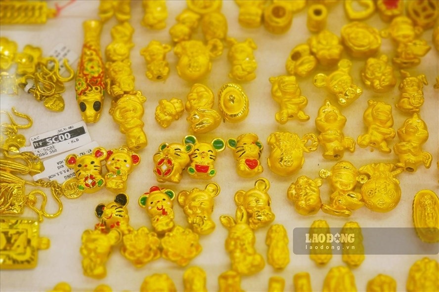 World gold prices are facing many challenges. Illustration: Phan Anh