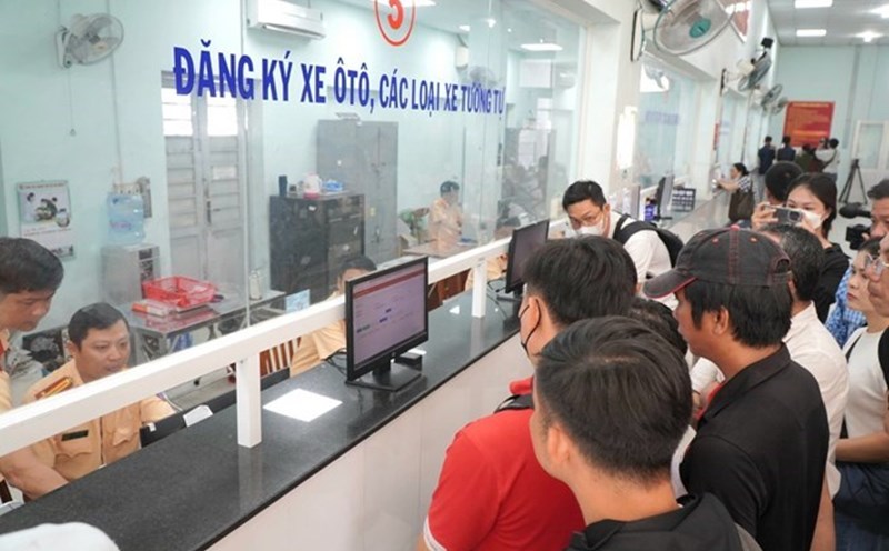 People come to register their vehicles. Photo: Chan Phuc