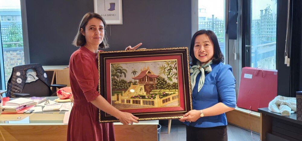 Permanent Vice President of the Vietnam General Confederation of Labor Thai Thu Xuong (right) presents a gift to General Secretary of the Vietnam General Confederation of Labor Sophie Binet. Photo: B.D.N