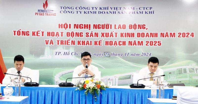 Ong Nguyen Phuc Tue dieu hanh Hoi nghi.