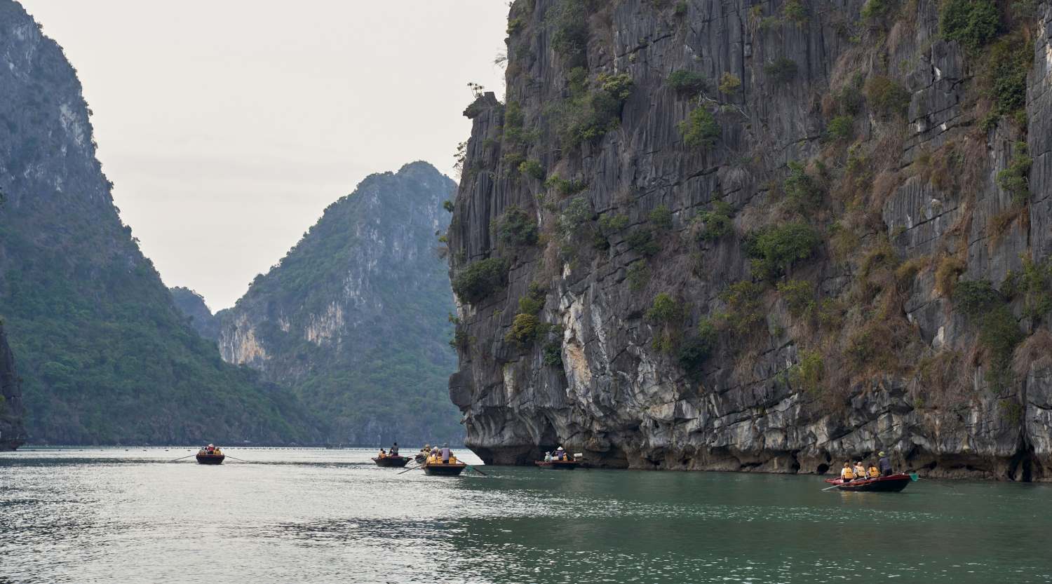 Du khach tham quan lang chai Vung Vieng, vinh Ha Long. Anh: Nguyen Hung