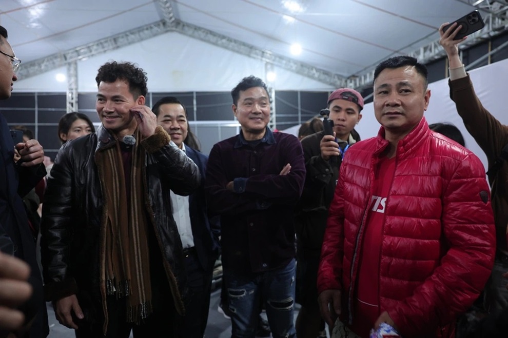 People's Artist Xuan Bac - Director of the Department of Performing Arts visited the members of Call Me by Fire on the evening of April 13. Photo: Organizing Committee