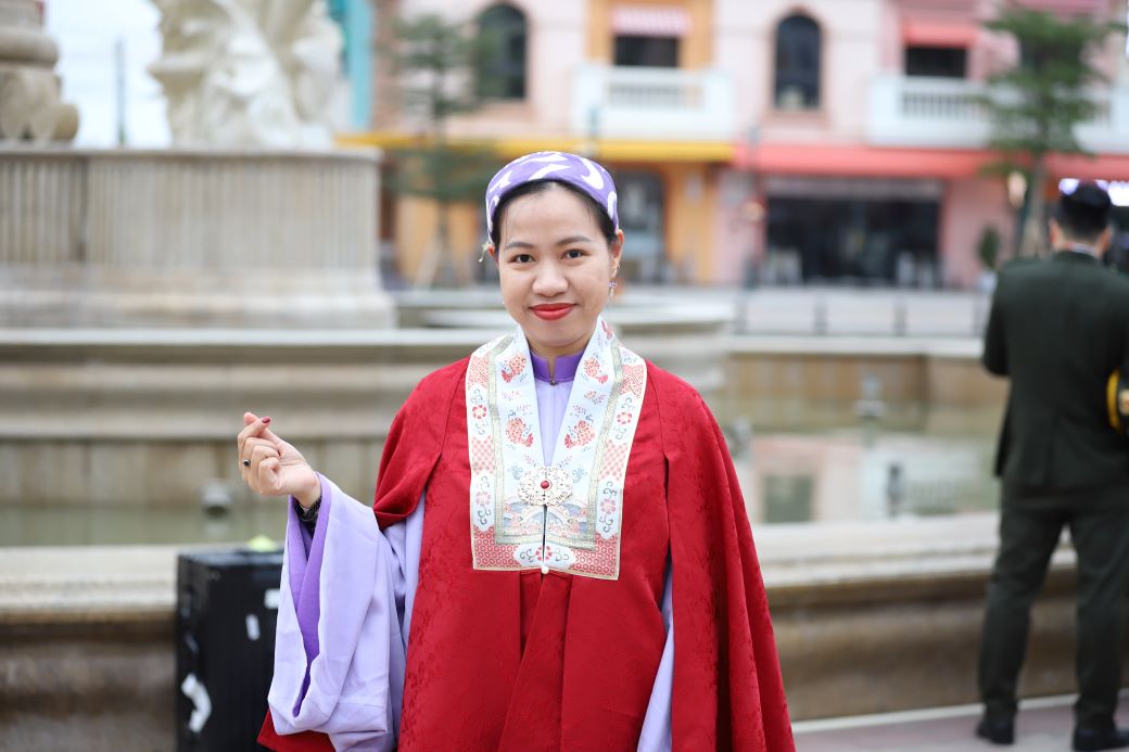 Fan nu mac ao dai tim giong voi tiet muc “Mua tren pho Hue” cua nha Chin muoi.