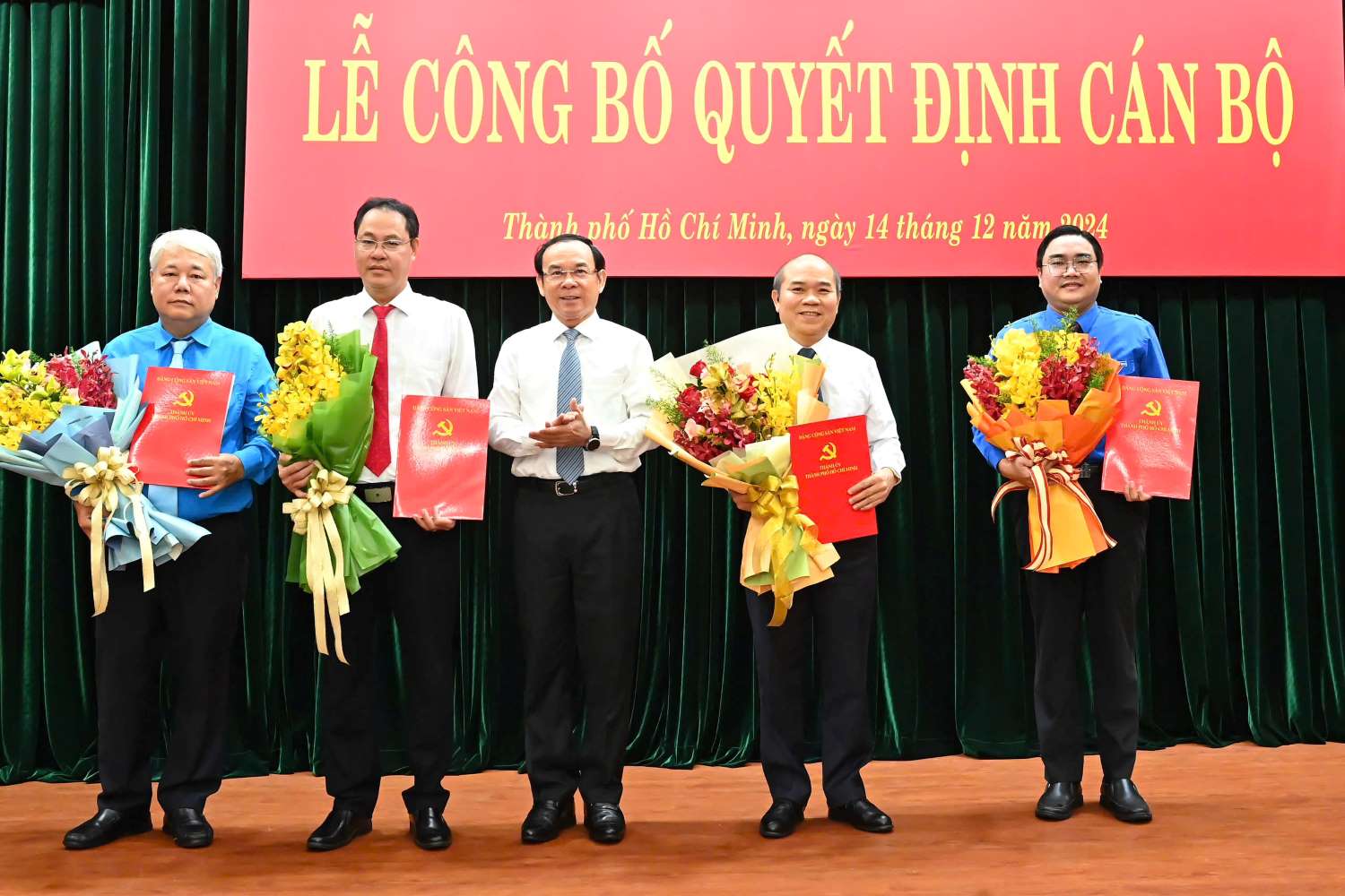Secretary of the Ho Chi Minh City Party Committee Nguyen Van Nen presents decisions to four new members of the Ho Chi Minh City Party Executive Committee. Photo: VIET DUNG