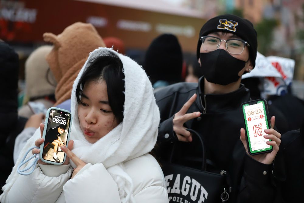 Audience members line up to change laps to watch the concert "Call Me by Fire". Photo: Huyen Chi