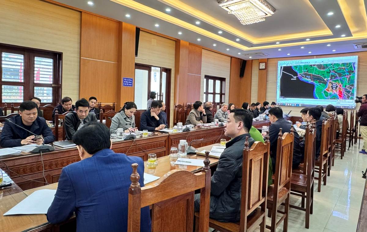 Thuy Nguyen District, Hai Phong discussed a plan to enforce the implementation of remedial measures against Anh Quan and Gia Khanh concrete production facilities in Hop Thanh Commune. Photo: Thuy Nguyen District People's Committee