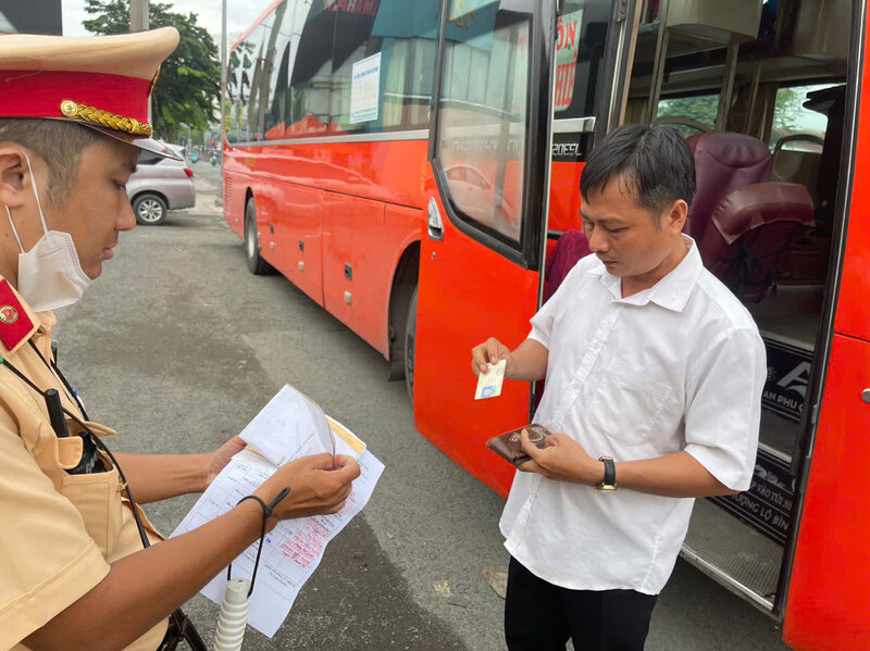 Phu Lam Traffic Police check the dash cam of a passenger bus. Photo: PC08