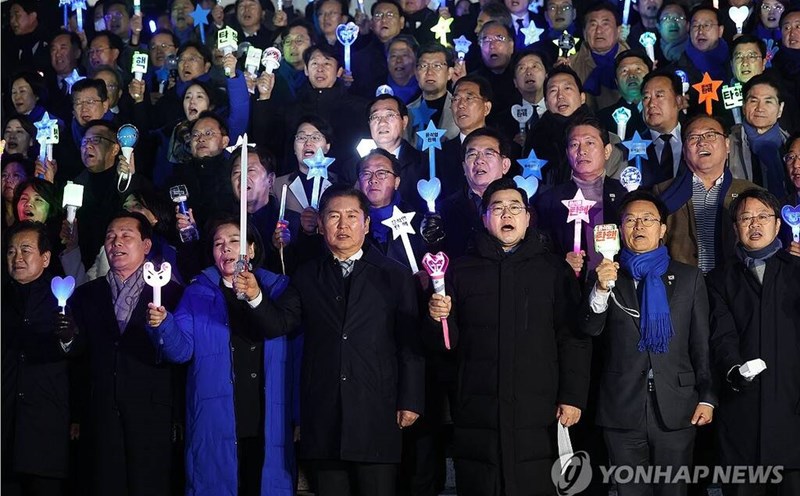South Korean politician uses Kpop lightstick to call for impeachment of President Yoon Suk Yeol. Photo: Naver
