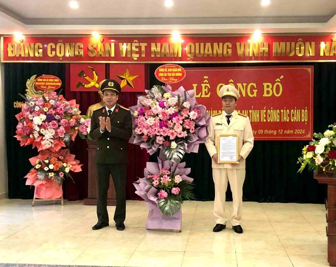 Lieutenant Colonel Pham Van Dan received the decision to appoint him as Chief of Kim Thanh District Police. Photo: Kim Thanh District Police