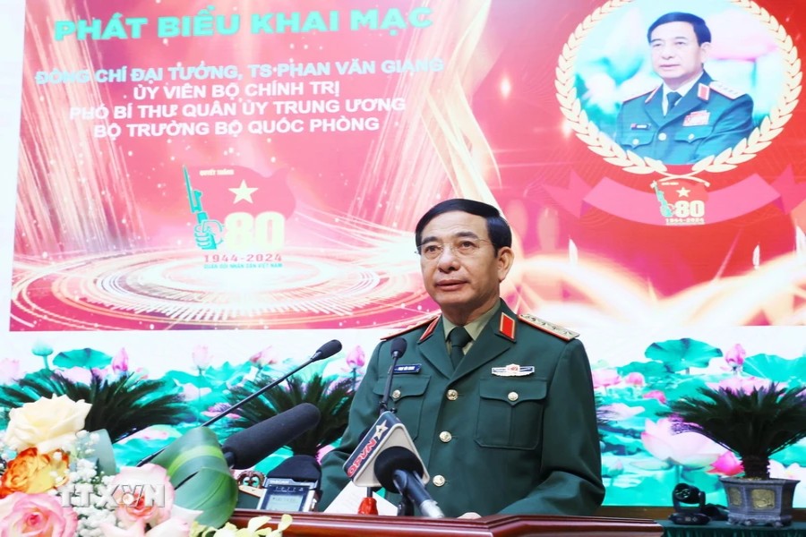 General Phan Van Giang mentioned the requirement to build a "revolutionary, disciplined, elite, and gradually modernized" Army. Photo: Lam Khanh