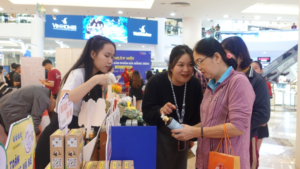 Da Nang businesses aim to sell via livestream. Photo: Tran Thi