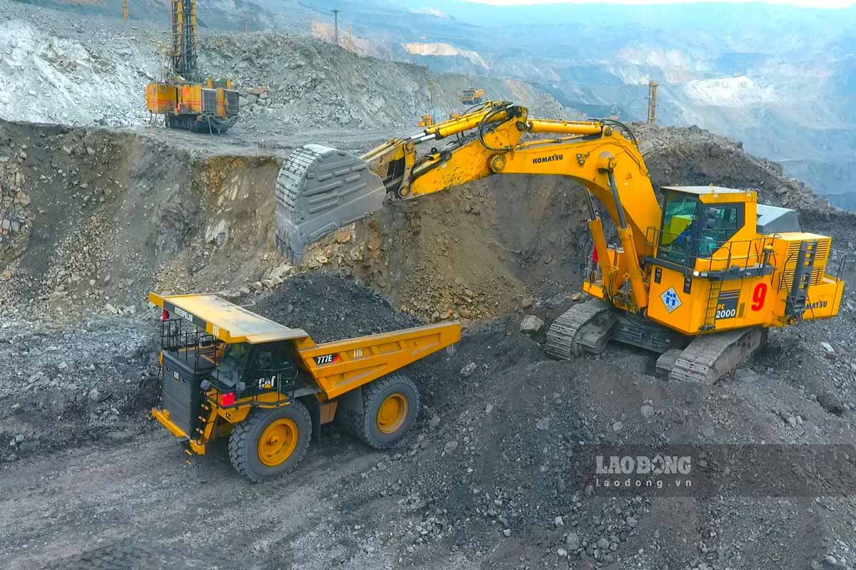 Excavating coal at Ha Tu Coal Company. Photo: Doan Hung
