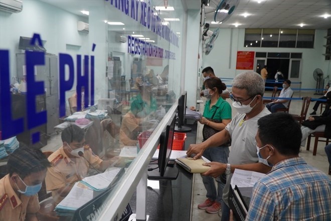 The documents and procedures for registering a vehicle registration transfer for a license plate that is not in the owner's name are of interest to many people. Photo: Chan Phuc