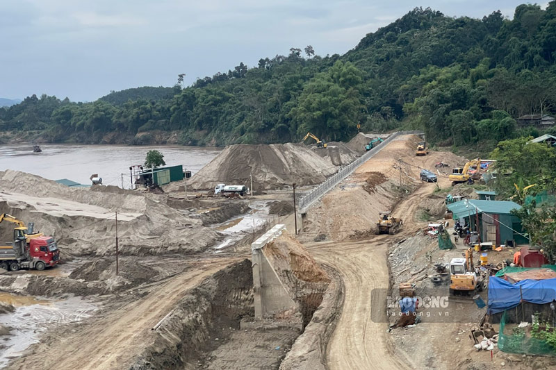 The second phase of the Red River embankment with an investment capital of 300 billion VND is under construction. Photo: Dinh Dai