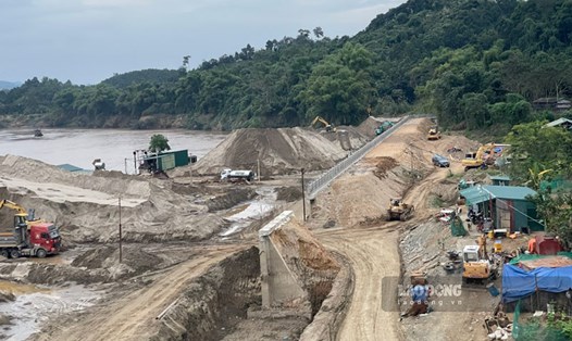 Kè sông Hồng giai đoạn 2 với vốn đầu tư 300 tỉ đồng đang trong quá trình thi công. Ảnh: Đinh Đại