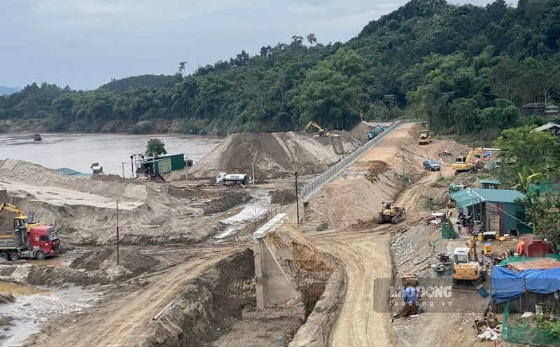 The second phase of the Red River embankment with an investment capital of 300 billion VND is under construction. Photo: Dinh Dai