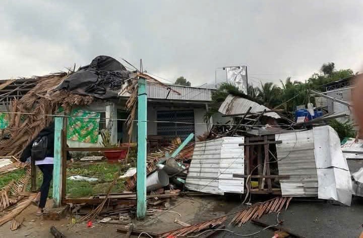 Tornado collapsed and blew off roofs of more than 60 houses in Soc Trang.