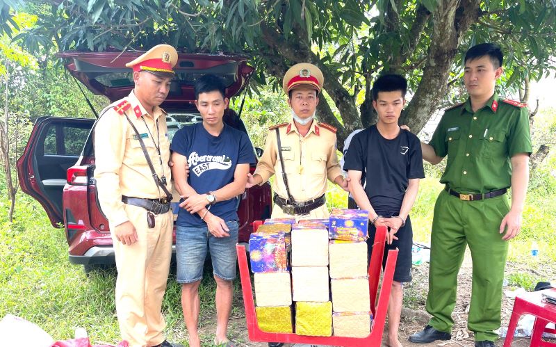 Cu Jut District Police (Dak Nong) discovered people transporting firecrackers. Photo: Minh Quynh