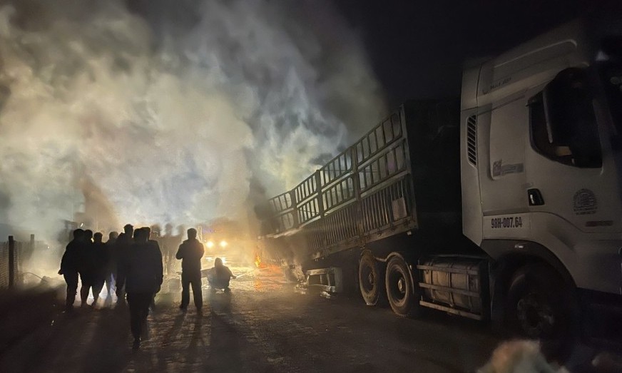 Scene of a tractor-trailer fire on National Highway 4B, through Dinh Lap district, Lang Son. Photo: Provided by local residents