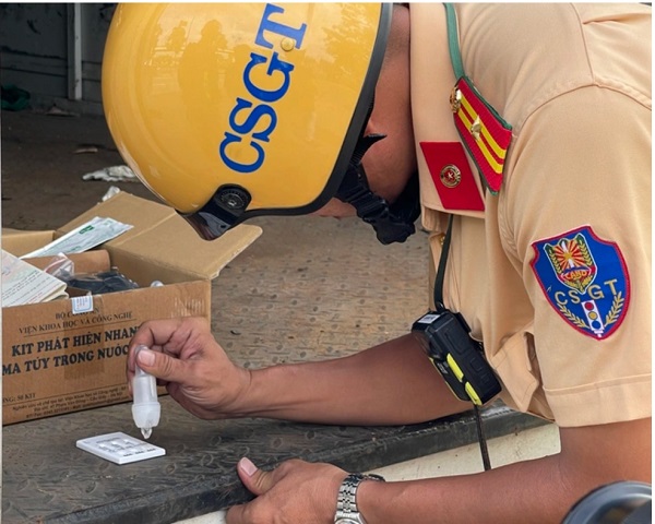 Traffic police perform rapid drug test. Photo: Police