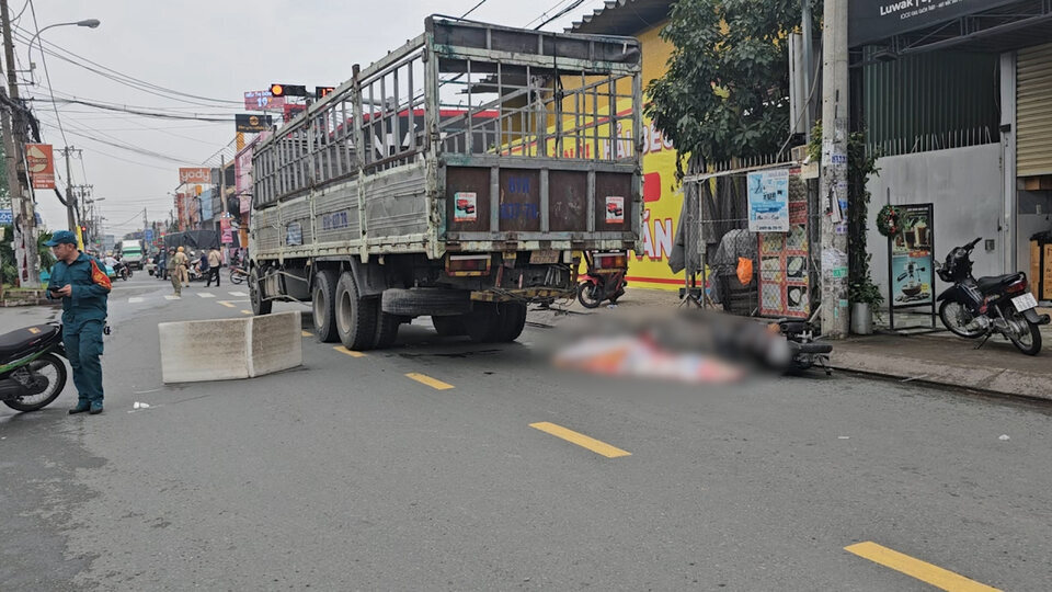 Collision between motorbike and truck in HCMC, 1 person died