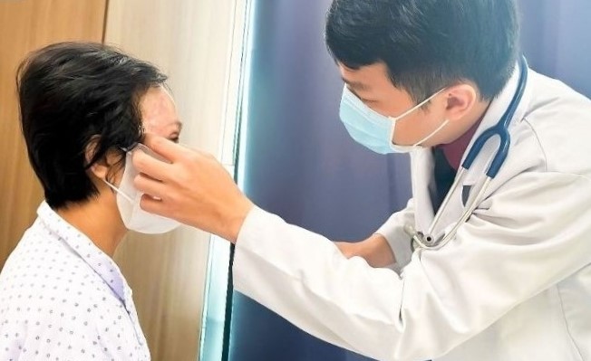 Doctor checks the eyes of a patient with shingles. Photo: BVCC