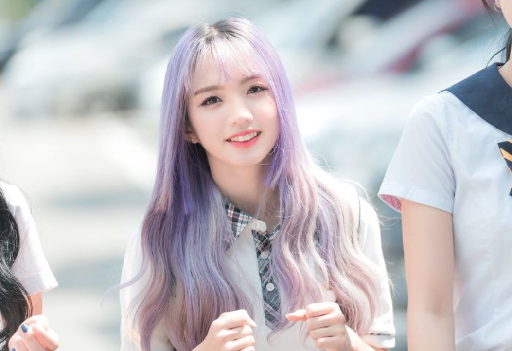 Yeseo (Kep1er) impresses with smoky purple hair to welcome Christmas. Photo: Xinhua