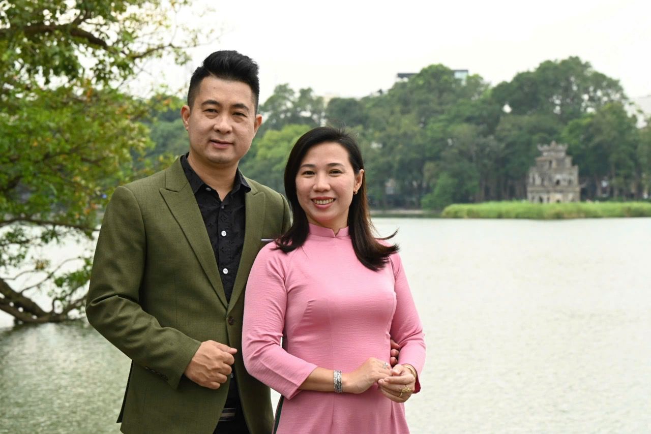 Singer and his wife. Photo: Artist provided.