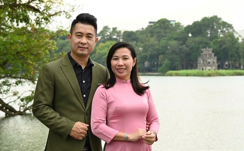 Singer and his wife. Photo: Artist provided.