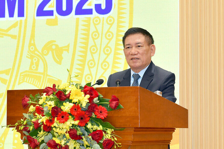 The Deputy Prime Minister emphasized that the banking sector needs to continue to closely monitor global economic developments to have timely and appropriate solutions. Photo: SBV.