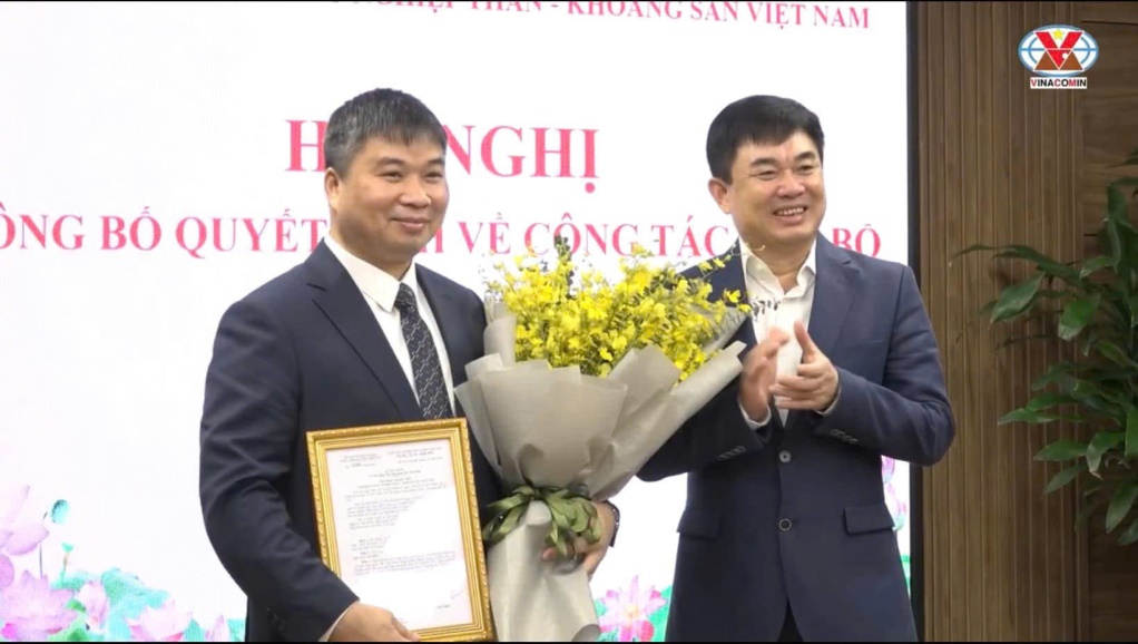 Chairman of the Board of Members of Vietnam National Coal and Mineral Industries Group Ngo Hoang Ngan presents the decision to Mr. Nguyen Van Tuan (left). Photo: TKV