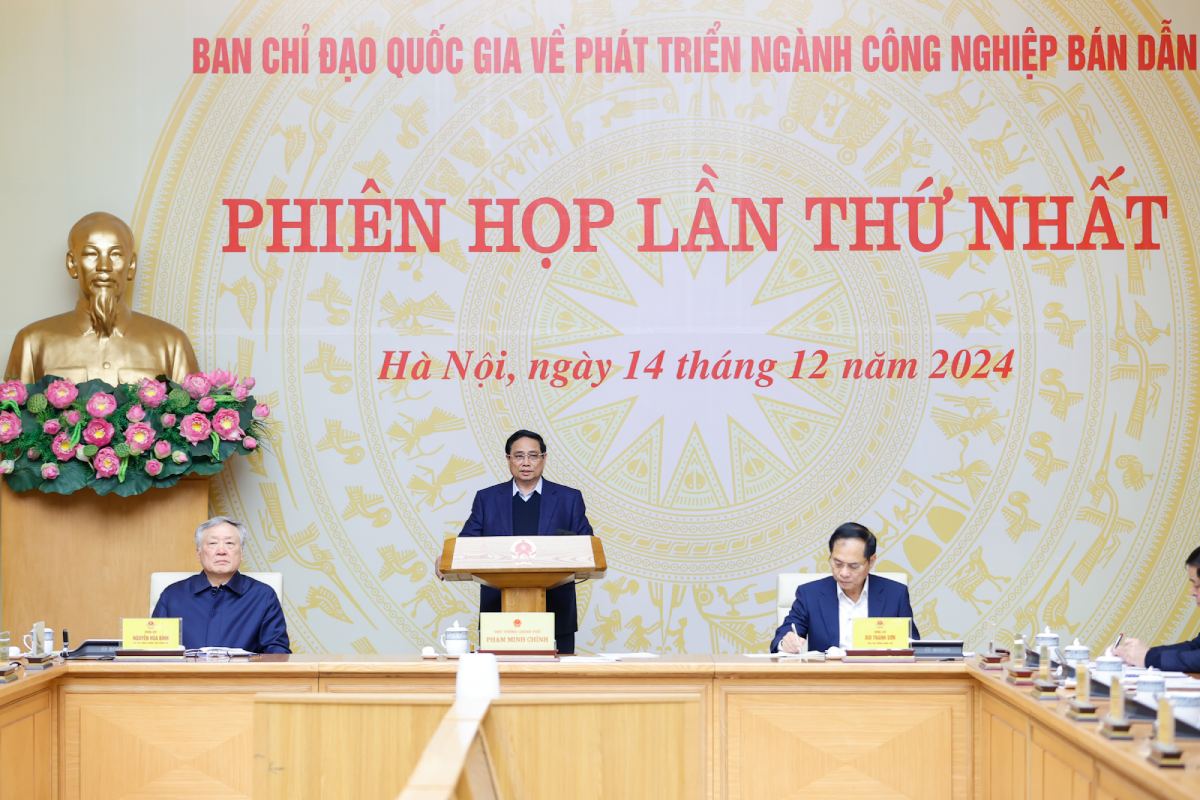 Prime Minister Pham Minh Chinh requested the urgent implementation of the construction of a railway connecting the center of Hanoi to Hoa Lac. Photo: VGP