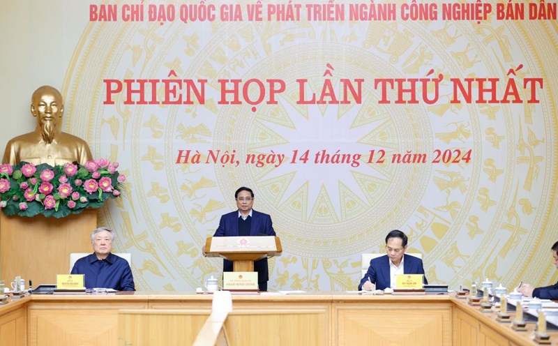 Prime Minister Pham Minh Chinh requested the urgent implementation of the construction of a railway connecting the center of Hanoi to Hoa Lac. Photo: VGP