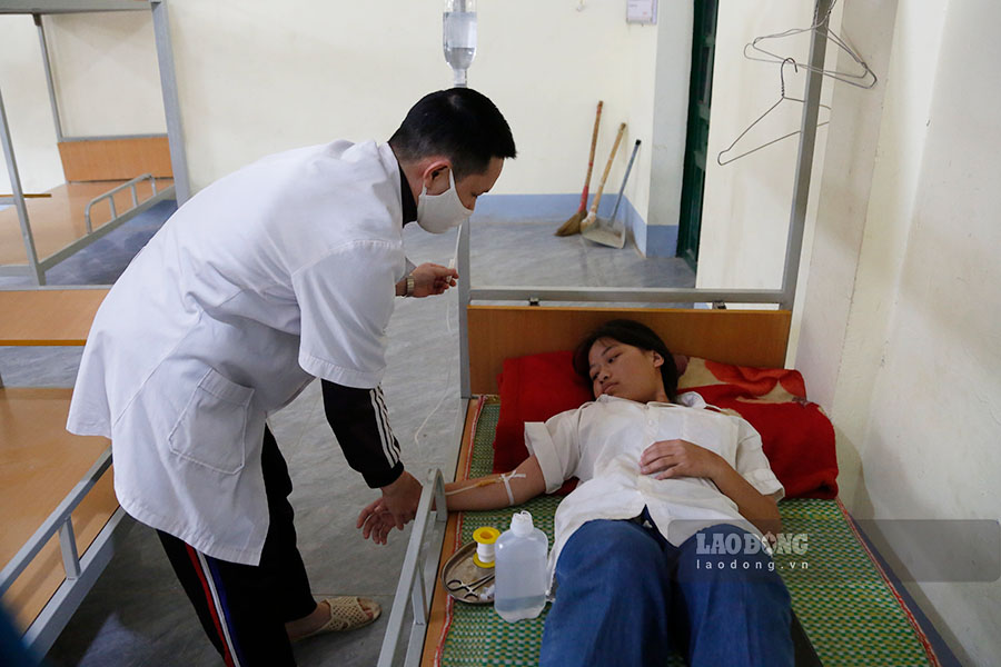Students with dysentery are being treated at Muong Pon Secondary School. Photo: Thanh Binh