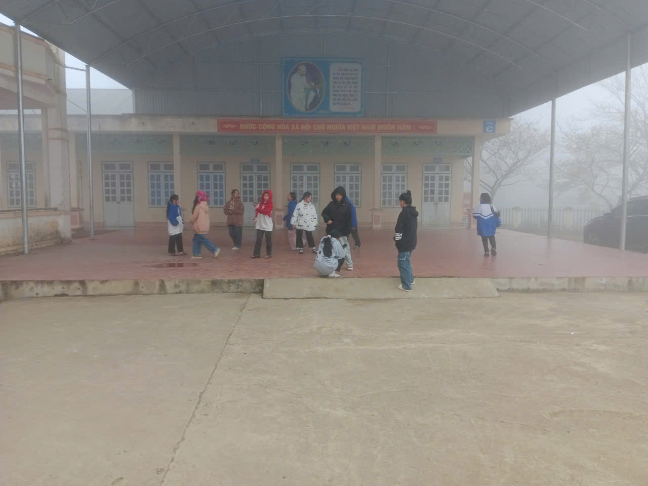 Suong mu bao phu tu be tren nhung ngoi truong vung cao. Anh: Nha truong cung cap