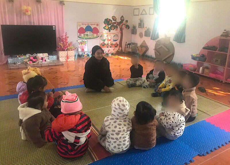 Teachers in the highlands worry about protecting their students from the cold. Photo: Khanh Linh