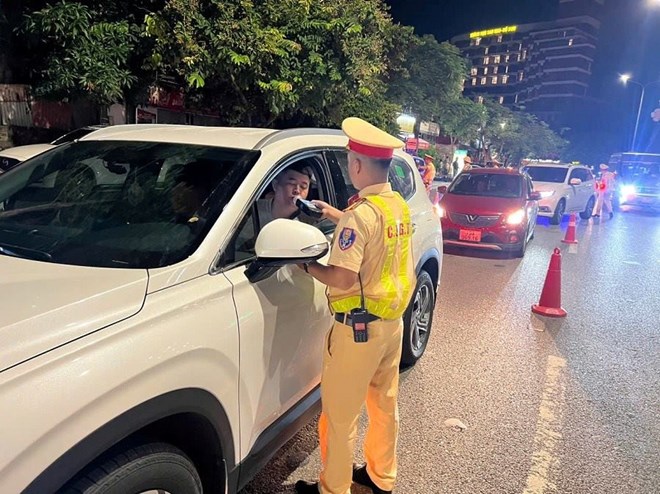 Lực lượng chức năng tiến hành kiểm tra nồng độ cồn đối với người tham gia giao thông. Ảnh: Công an Hải Phòng